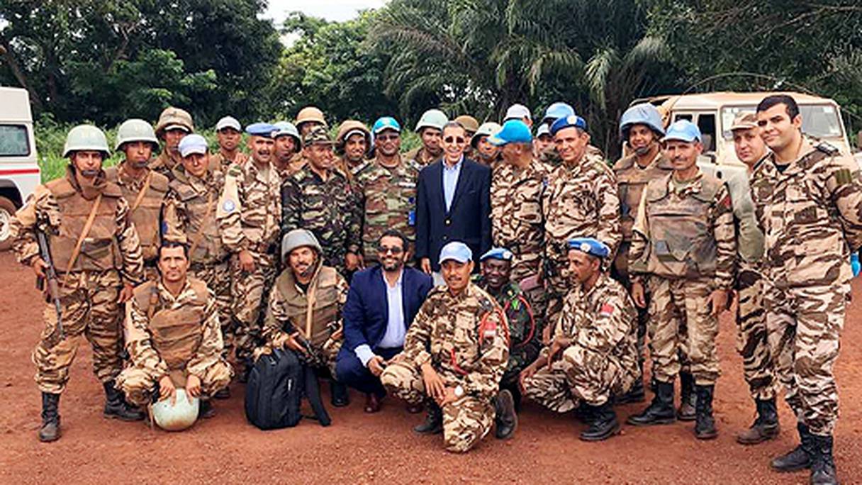 L’Ambassadeur du Maroc à l'ONU, Omar Hilale avec des Casques bleus marocains en République centrafricaine.
