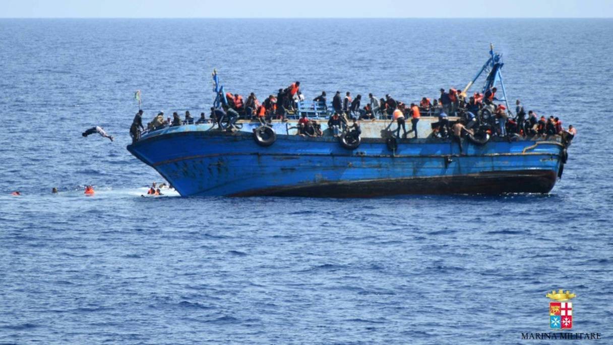 Photo fournie le 25 mai 2016 par la Marine italienne montrant un bateau de migrants sur le point de faire naufrage au large de la côte libyenne.
