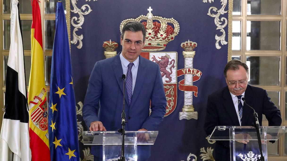Le président du gouvernement espagnol, Pedro Sanchez, et le président de Sebta, Juan Vivas, lors d'un point de presse, le 23 mars 2022 à Sebta.
