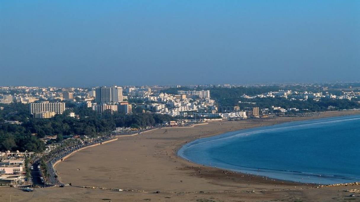 Baie d'Agadir. Après le tremblement de terre qui la dévasta en 1960, la ville actuelle fut reconstruite 2 km plus au sud. Les plans furent élaborés par les architectes Jean-François Zevaco, Elie Azagury, Pierre Coldefy, Claude Verdugo. Plus de 420.000 habitants y vivaient, en 2014.
