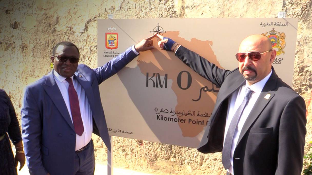 Le ministre des Sports en Côte d’Ivoire, Paulin Claude Danho, et le maire de Tanger, Mounir Laymouri, devant la plaque commémorative représentant le point kilomètre zéro de la voie de la coopération entre le Nord et le Sud de l'Afrique, à Tanger, mardi 1er novembre 2022.
