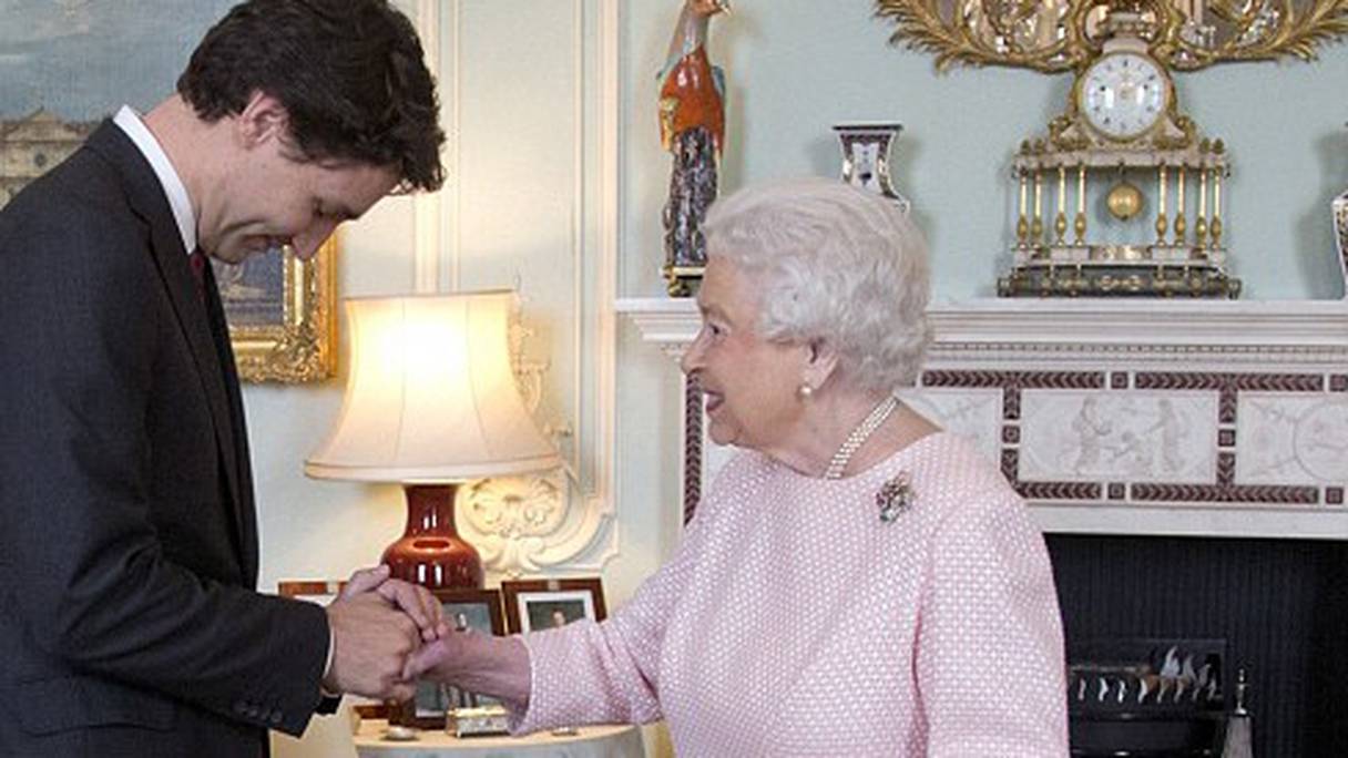 Justin Trudeau et Elizabeth II.
