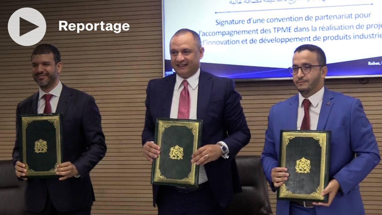 Le ministre de l’Industrie et du Commerce, Ryad Mezzour, le directeur général de Maroc-PME, Brahim Arjdal, et le président de MAScIR, Hicham El Habti ont signé une convention de partenariat pour l’accompagnement des petites et moyennes entreprises (TPME), mercredi 31 août 2022 à Rabat.
