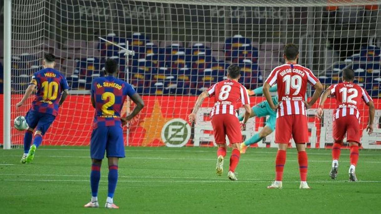 L'attaquant argentin de Barcelone, Lionel Messi (g), convertit en panenka un penalty lors du match de Liga à domicile contre l'Atlético de Madrid, le 30 juin 2020.
