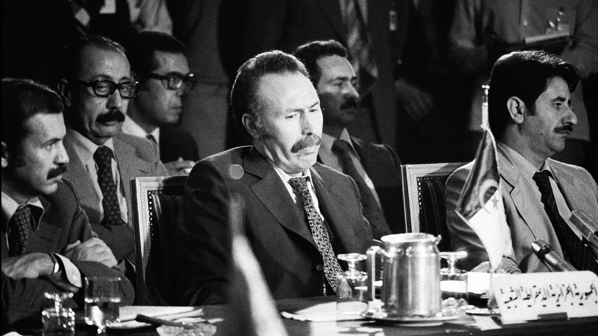 Au premier plan, de gauche à droite, Abdelaziz Bouteflika et Houari Boumediène.
