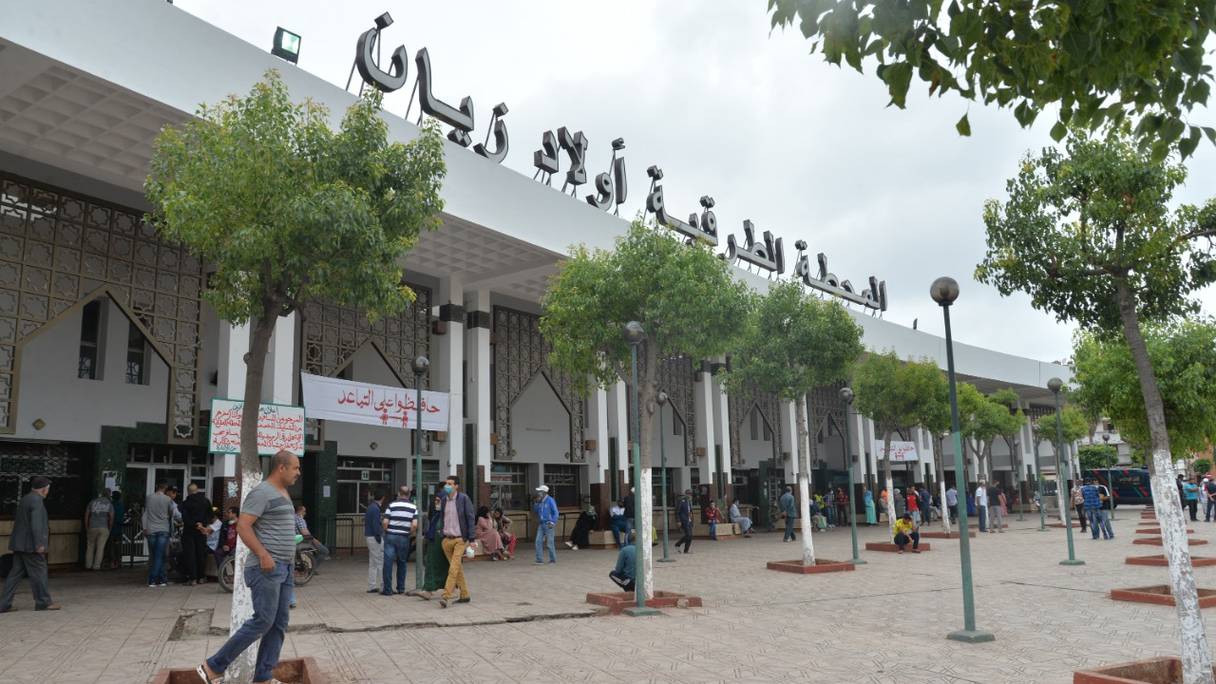 Des voyageurs à la gare routière Ouled Ziane de Casablanca, le 26 juin 2020.

