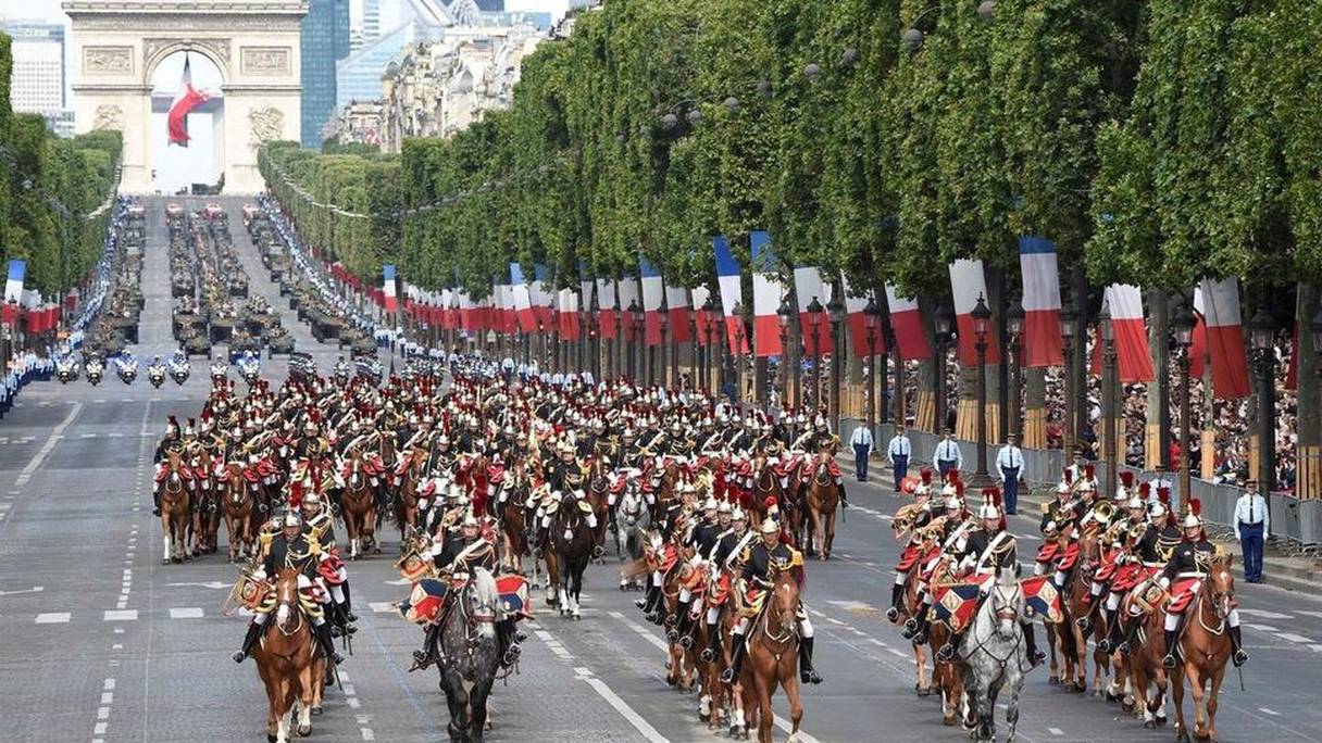 Les soldats défilent le long des Champs Élysées, à Paris, lors du traditionnel défilé du 14 Juillet.

