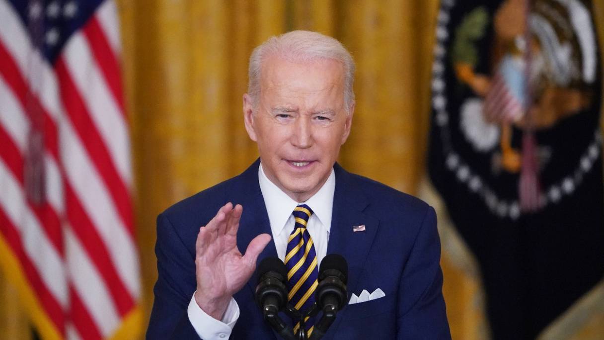 Le président américain Joe Biden en conférence de presse à la veille de sa première année à la tête des Etats-Unis, depuis l'East Room de la Maison Blanche à Washington, le 19 janvier 2022.
