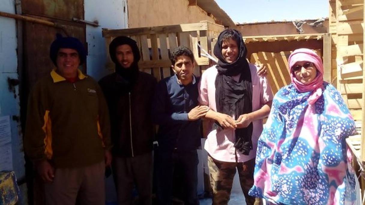 Dih Noucha (au milieu) n'en est pas à son premier sit-in contre le vol d'aide humanitaire destinée à la population de Tindouf.
