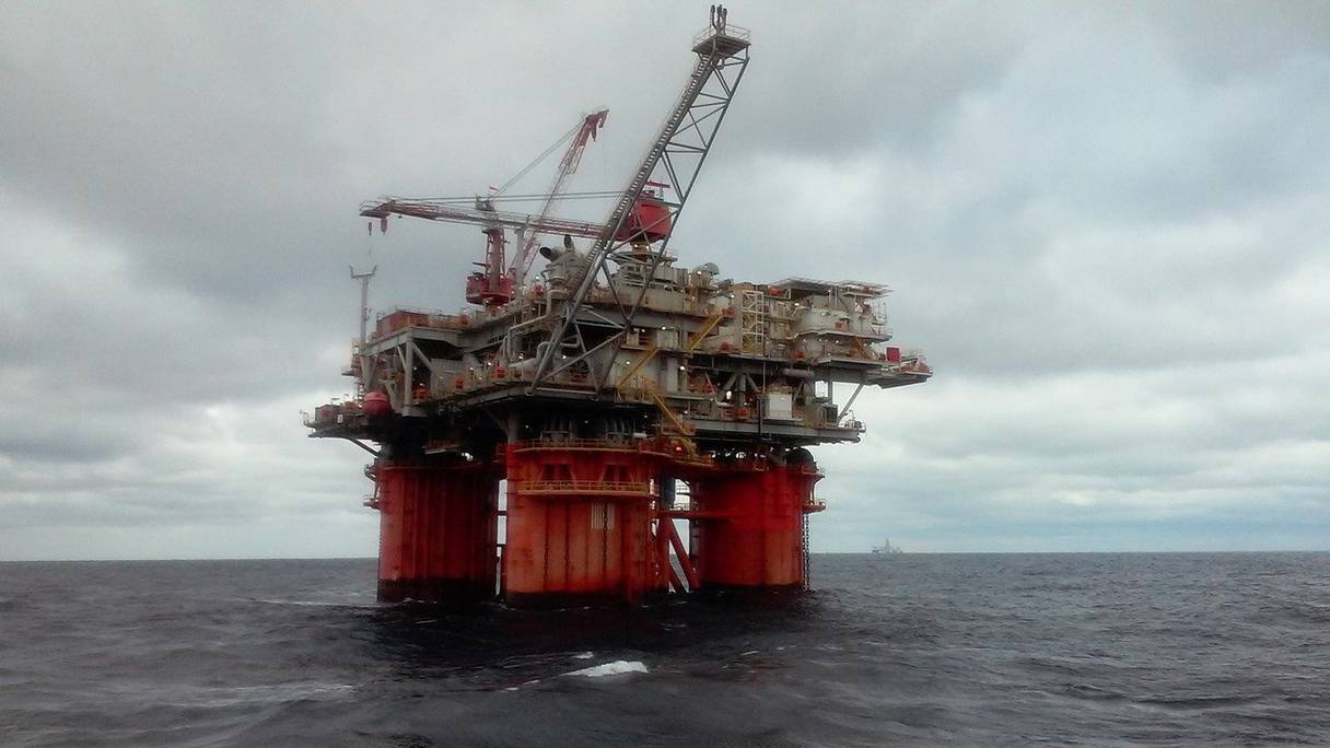 Une plateforme de forage de pétrole offshore.
