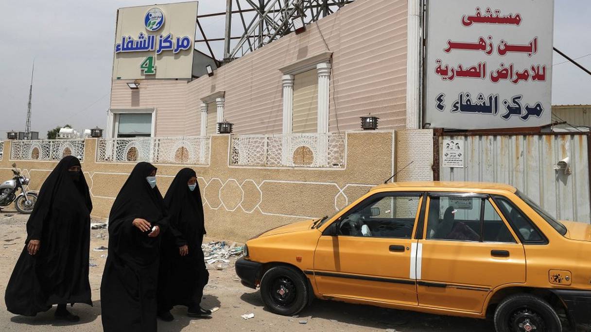 Des Irakiennes devant l'entrée de l'hôpital Ibn Al-Khatib de Bagdad, le 25 avril 2021, après qu'un incendie a éclaté dans l'établissement réservé aux cas les plus graves de Covid-19. 
