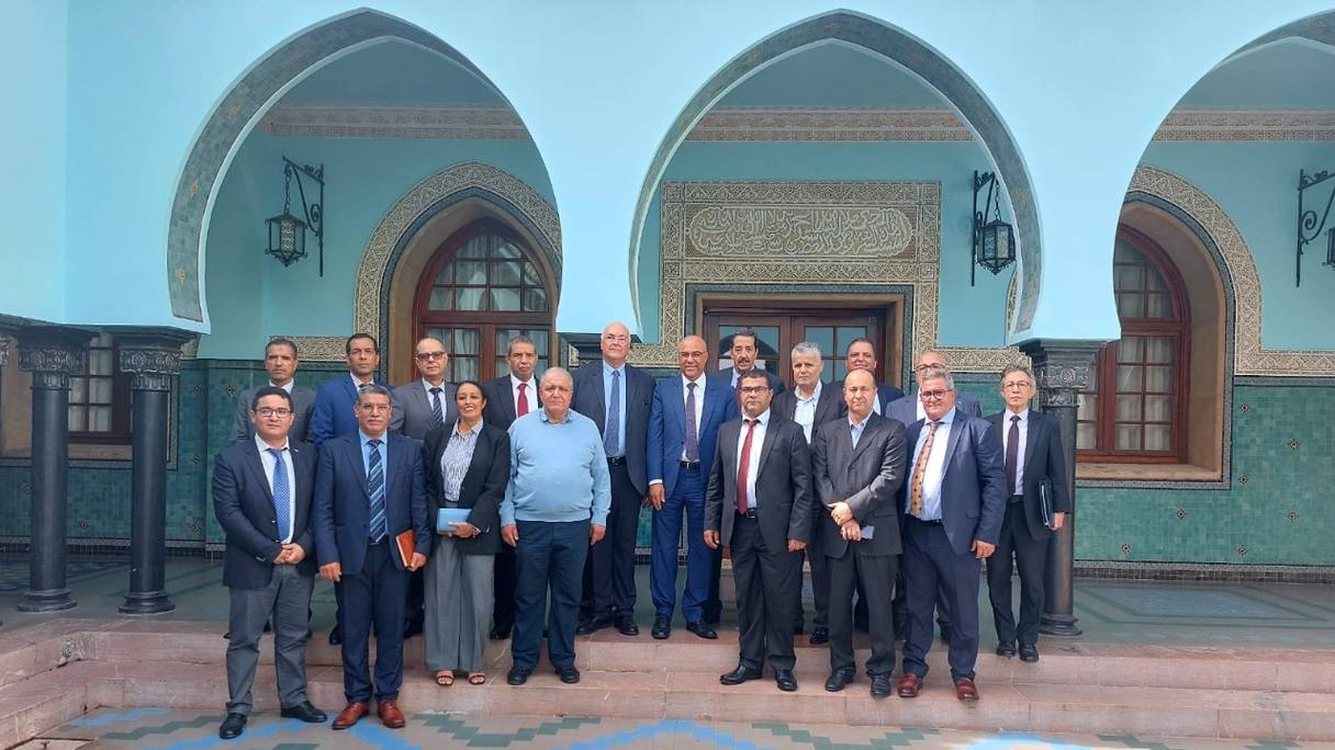 Abdellatif Miraoui, ministre de l'Enseignement supérieur, et les membres du bureau national du SNEsup à l'issue d'une réunion, jeudi 20 octobre 2022.
