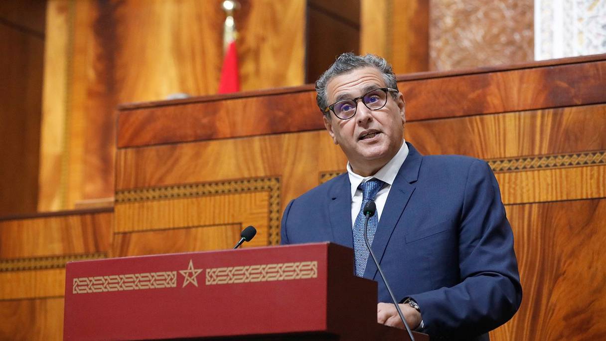 Aziz Akhannouch, chef du gouvernement, s'exprime lors de la séance plénière mensuelle des questions de politique générale au Parlement, le 18 avril 2022, à Rabat.

