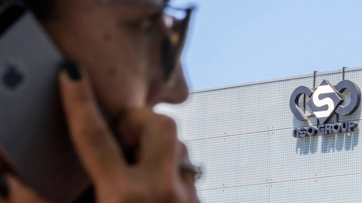 امرأة إسرائيلية تستخدم هاتف iPhone الخاص بها أمام المبنى الذي يضم مجموعة NSO الإسرائيلية في هرتسليا ، بالقرب من تل أبيب.
