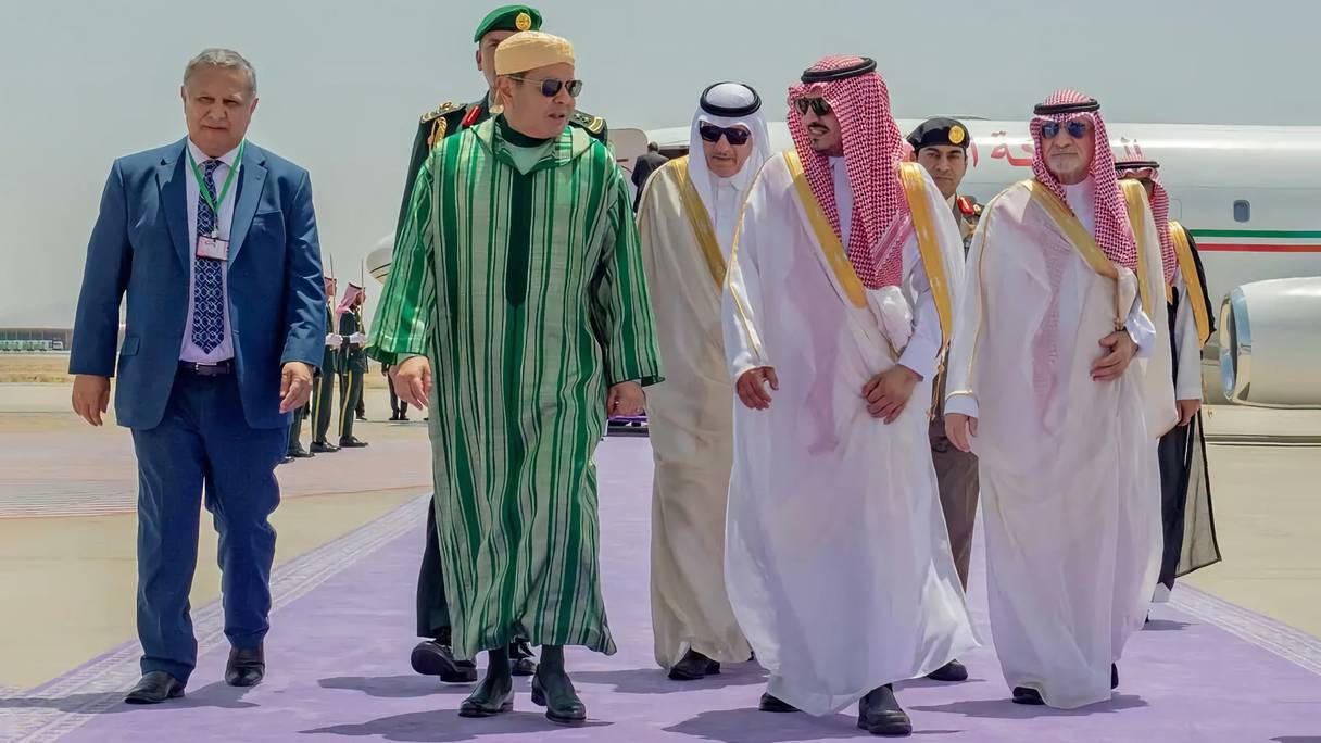Arrivée du prince Moulay Rachid à Djeddah, en Arabie saoudite, pour représenter le Roi aux travaux du sommet de la Ligue arabe,  le vendredi 19 mai 2023.
