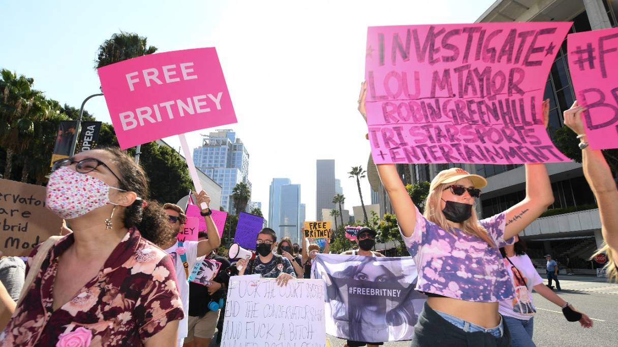 Des fans de Britney Spears manifestent devant le palais de justice de Stanley Mosk lors de l'audience de la star, qui a mis fin à la tutelle controversée de son père, à Los Angeles, en Californie, le 29 septembre 2021.
