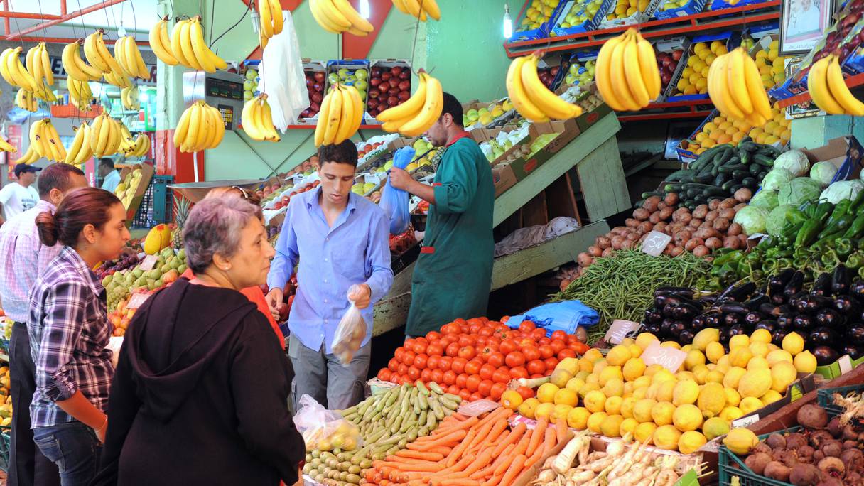 بائع فواكه يخدم العملاء في سوق بالرباط في 24 يونيو 2012.