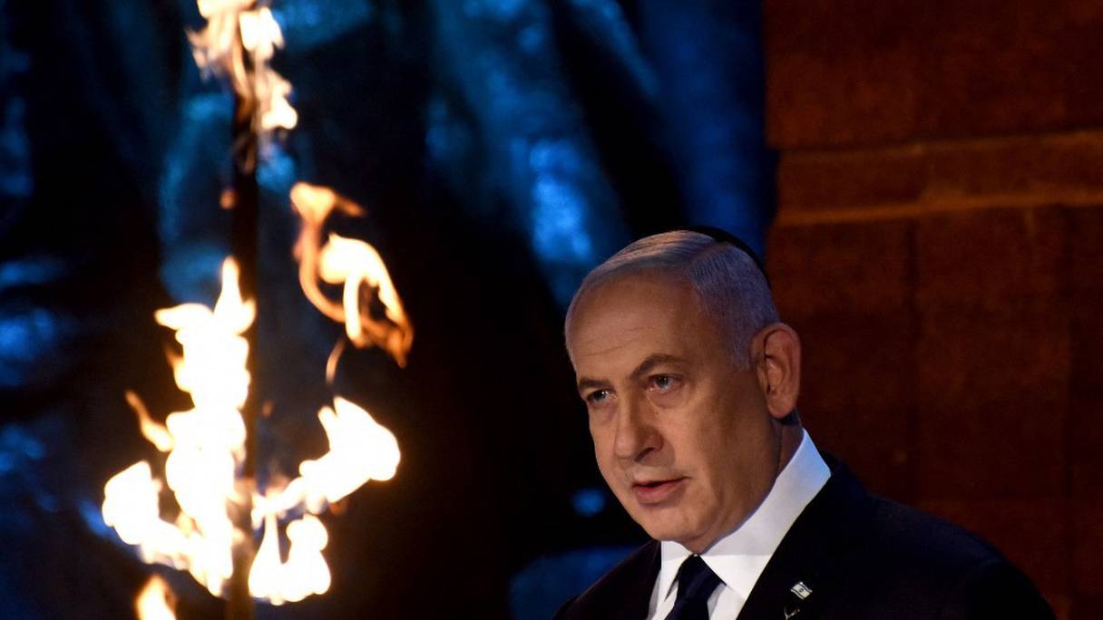 Benjamin Netanyahu prononce un discours lors de la cérémonie du jour du souvenir des martyrs et héros de l'Holocauste, en mémoire des six millions d'hommes, de femmes et d'enfants juifs assassinés par les nazis, au mémorial de Yad Vashem, à Jérusalem, le 7 avril 2021.
