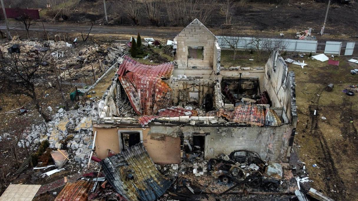 Une maison détruite dans le village de Lukianivka (vue aérienne prise près de Kiev le 30 mars 2022).
