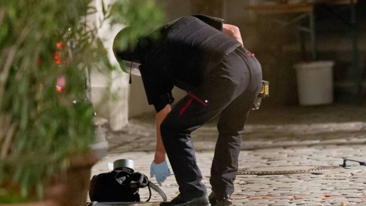 Un officier de police inspecte un sac à dos utilisé pour transporter une bombe sur le lieu de l'attentat-suicide d'Ansbach, le 25 juillet 2016.
