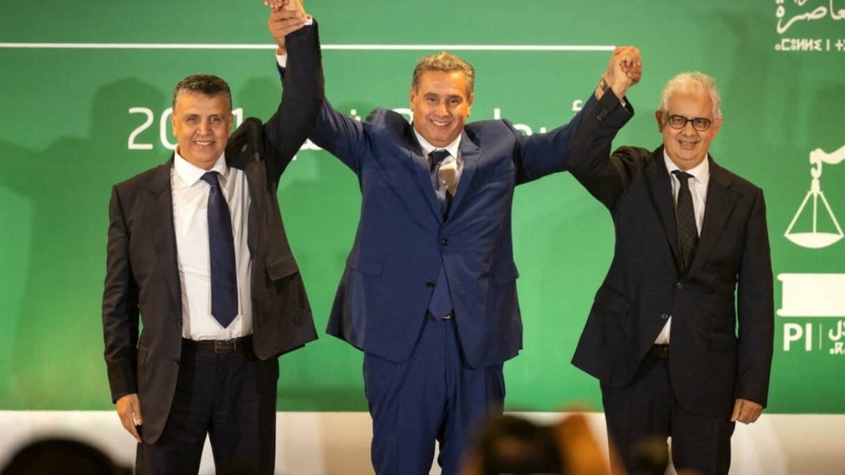 Aziz Akhannouch, chef du gouvernement désigné, accompagné de Abdellatif Ouahbi, secrétaire général du PAM, et Nizar Baraka, secrétaire général de l'Istiqlal, le 22 septembre 2021.
