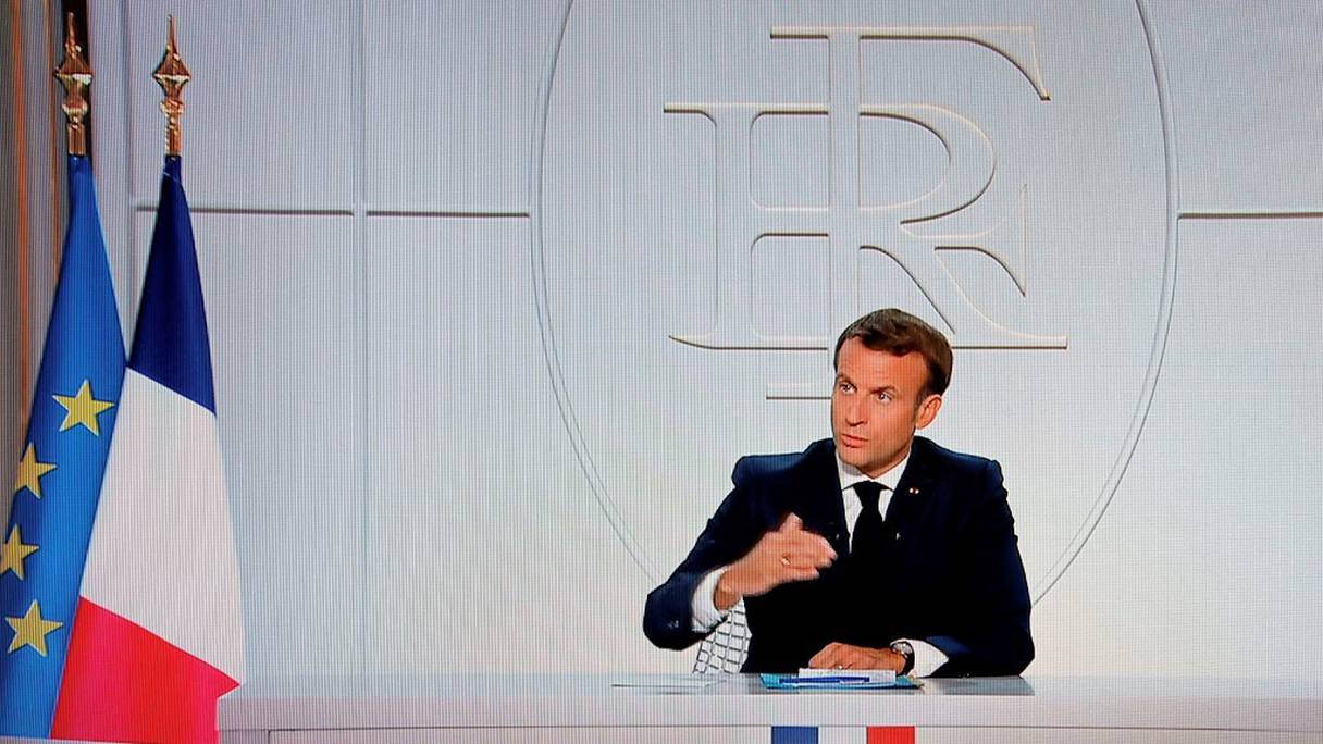 Le président français Emmanuel Macron s'est exprimé le mercredi 14 octobre 2020 depuis la salle des fêtes de l'Elysée, où il a annoncé l'instauration de couvre-feux dans huit métropoles de France, à partir de samedi 17 octobre 2020. 
