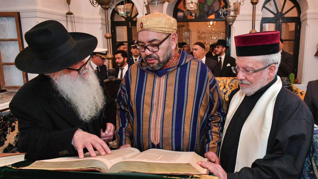 Lors de sa visite à la Maison de la Mémoire à Essaouira, le 15 janvier 2020, le roi Mohammed VI, Amir Al Mouminine, reçoit des explications  du Grand Rabbin du Maroc David Pinto (à gauche) et du Grand Rabbin de Casablanca, Joseph Israël. 
