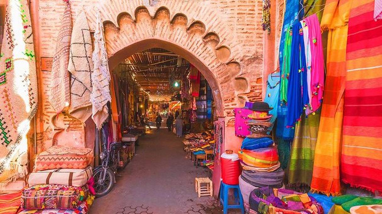 Bazar proposant des articles de l'artisanat marocain, dans la médina de Marrakech.  
