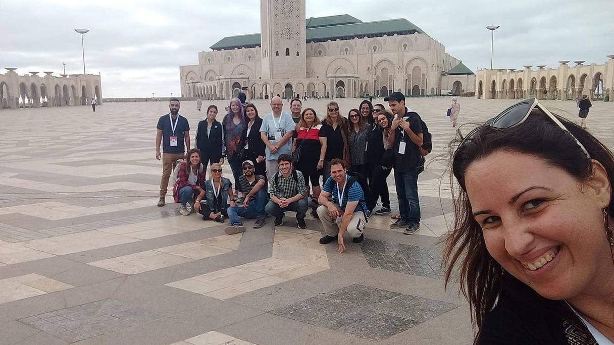 Selfie-perche sur l'esplanade de la mosquée Hassan II de Casablanca, de la chercheure israélo-marocaine Einat Levi (au premier plan, à droite), lors d'un séjour organisé en groupe au Maroc. 
