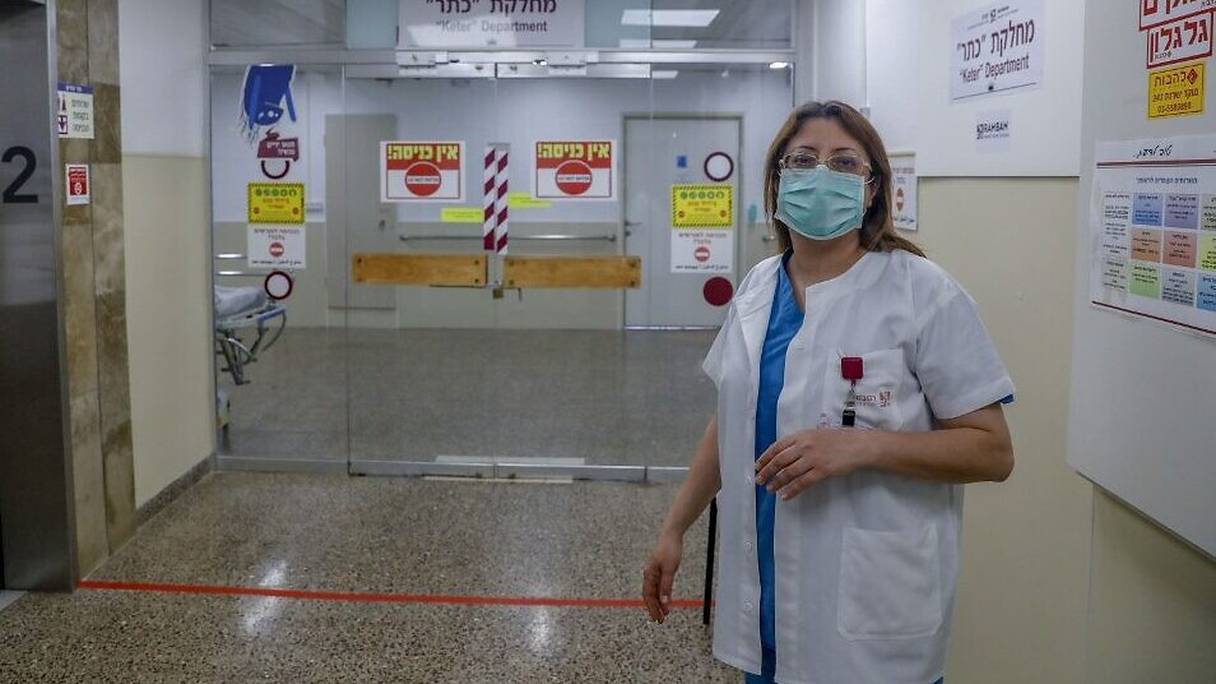 L'épidémiologiste arabe israélienne Khitam Hussein, à la tête d'un service chargé des malades de nouveau coronavirus à l'hôpital Rambam, près de Haïfa (Israël).
