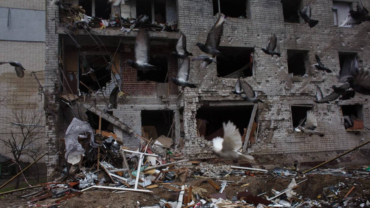 Immeuble résidentiel détruit à la suite d'un tir d'obus il y a quelques semaines, le 9 avril 2022, à Tchernihiv, en Ukraine.
