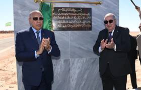 Le Président mauritanien Mohamed Ould Cheikh El Ghazouani, et son homologue algérien Abdelmadjid Tebboune, le 22 février 2024, à Tindouf, en Algérie.