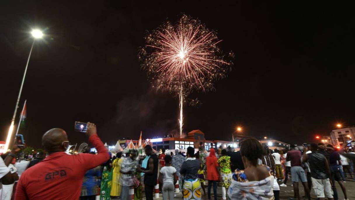 Les Ivoiriens regardent un feu d'artifice pour fêter le nouvel an, à Koumassi, un quartier d'Abidjan, ce 31 décembre 2020.
