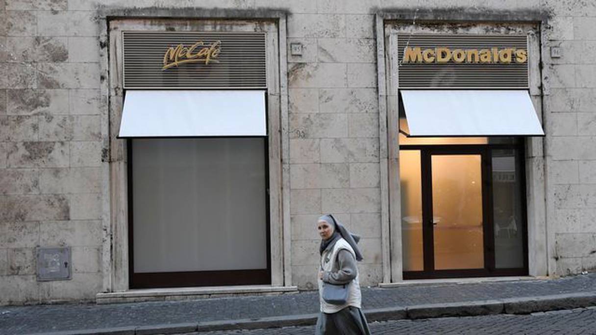 Au grand mécontentement des restaurateurs, McDonald's ouvre près de la place Saint-Pierre.
