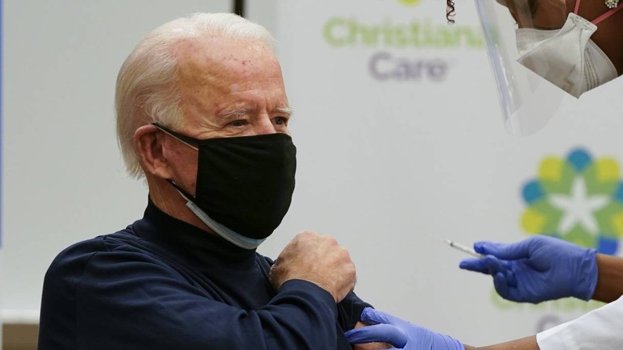 Le président élu Joe Biden reçoit la première dose d'un vaccin anti-Covid-19, injecté par une infirmière dans un établissement médical de Newark (Delaware), le 21 décembre 2020. 
