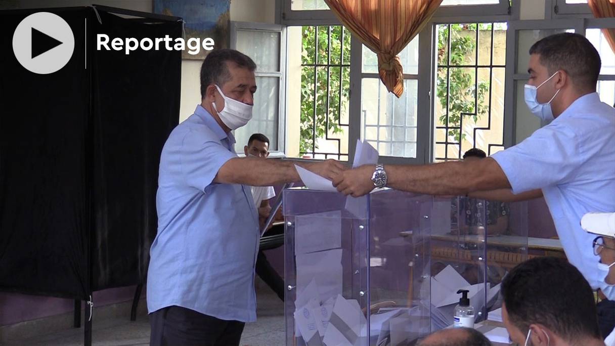 Hamid Chabat s’est rendu au bureau de vote de l’école Ibn Taymiya, à Fès, dont il convoite la mairie, mercredi 8 septembre 2021.

