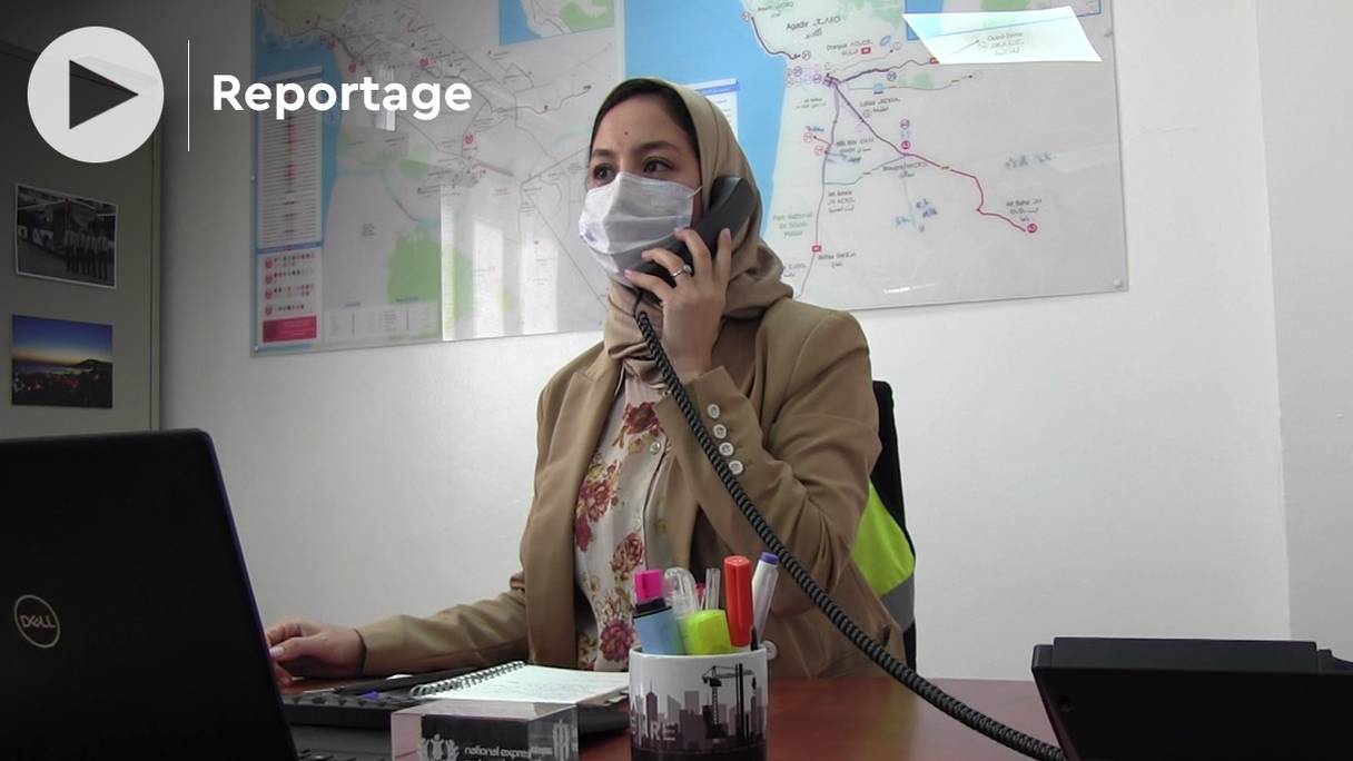 A Agadir, Sara Youssoufi, ingénieure d'Etat, gère la logistique de 500 chauffeurs de bus. 
