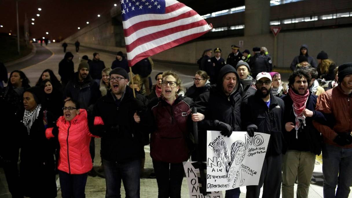 Des manifestants protestent contre le décret anti-réfugiés le 28 janvier 2017 à l'aéroport O'Hare à Chicago dans l'Illinois.
