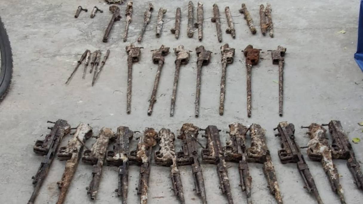 Quelques unes des armes, attirail militaire découvert sous terre, à Beaulieu, l'annexe sportive du lycée Lyautey, à Casablanca.

