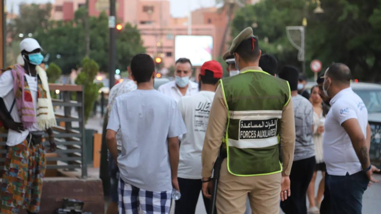 A Marrakech, les autorités menant une campagne de sensibilisation anti-coronavirus, dans les rues et places de la ville Ocre, mercredi 21 juillet 2021.
