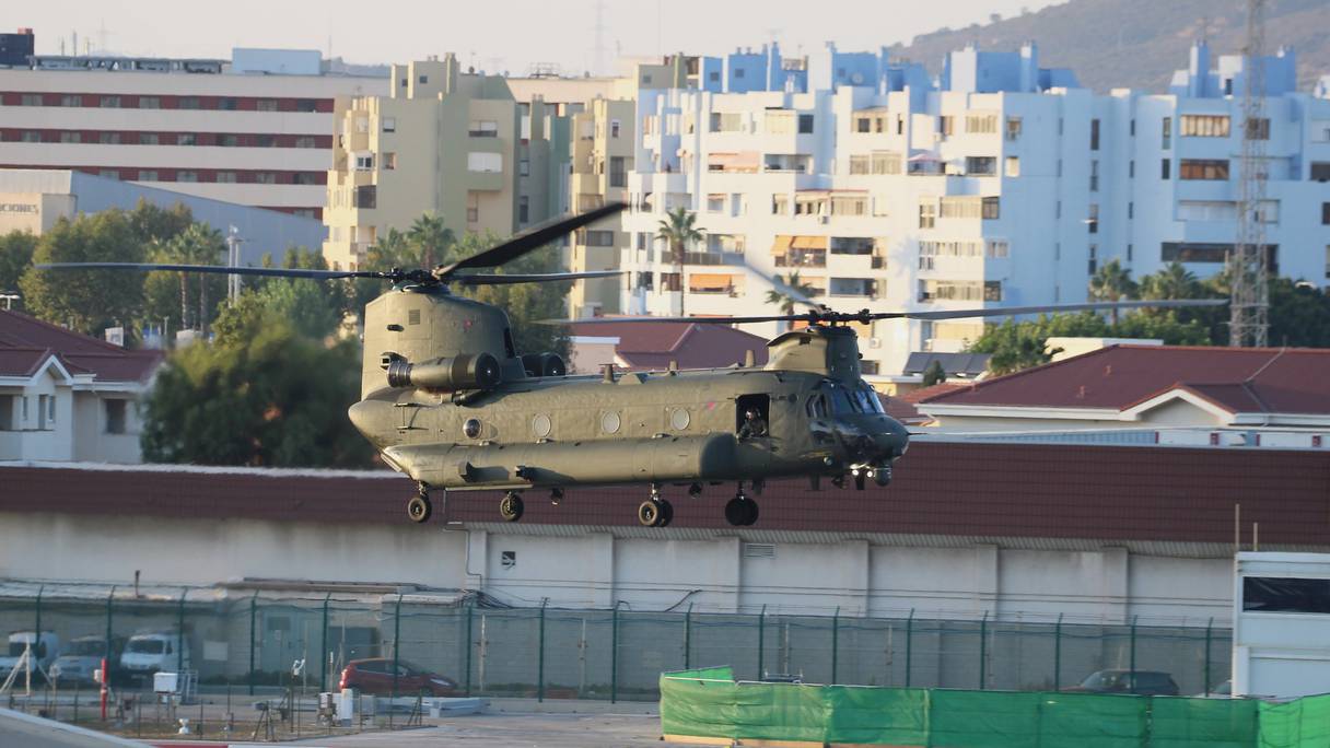 Un des trois hélicoptères Chinook de la Royal Air Force britannique mis à la disposition du Maroc, ici au départ de Gibraltar.