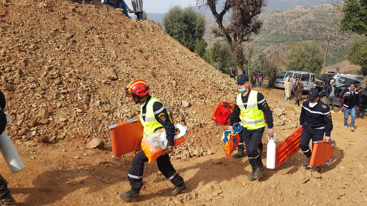Les équipes de sauvetage du petit Rayan, 5 ans, qui était tombé dans un puits de 32 mètres de profondeur, le 1er février 2022, dans les environs de Bab Berred, dans la commune de Tamrout, près de Chefchaouen.
