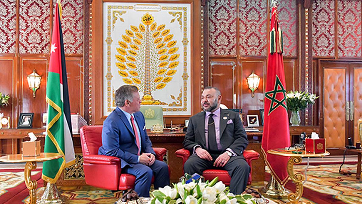 Le roi Mohammed VI s'entretenant en tête-à-tête avec le roi Abdallah II Ibn Al Hussein. 
