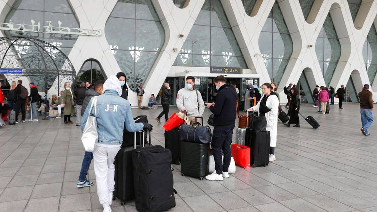 Des touristes en instance de départ à l’aéroport de Marrakech.

