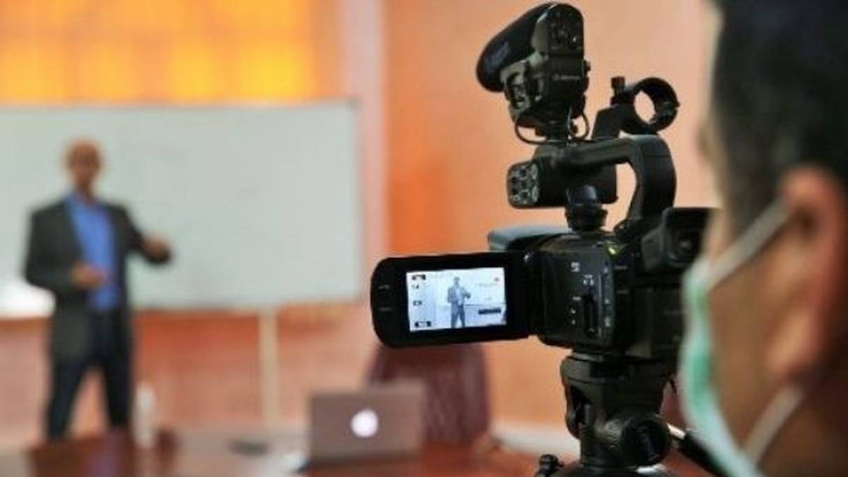 Un caméraman filme le cours d'un enseignant pour qu'il soit diffusé sur les plateformes du ministère de l’Éducation nationale. 
