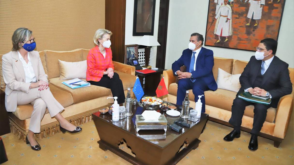 Le Chef du gouvernement, Aziz Akhannouch, reçoit la présidente de la Commission européenne Ursula von der Leyen, en présence du ministre des Affaires étrangères, Nasser Bourita, et l'ambassadrice de l'UE au Maroc, Patricia Llombart, le 9 février 2022, à Rabat.
