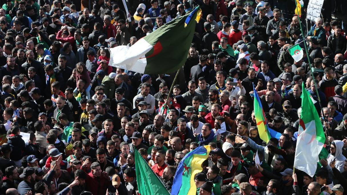 Par dizaines de milliers,  des Algériens se sont rassemblés à Kherrata, berceau des premières manifestations du Hirak, le 16 février 2021, deux ans après le début de ce mouvement de masse qui a balayé l'ancien homme fort, Abdelaziz Bouteflika, du pouvoir. 
