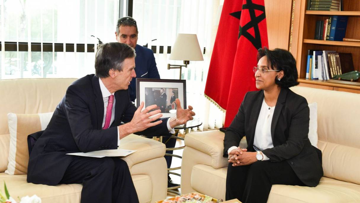 Mounia Boucetta, Secrétaire d'Etat auprès du ministre des Affaires étrangères de la coopération internationale, et Andrew Murrison MP, Envoyé spécial du Premier ministre britannique pour le Commerce avec le Maroc et la Tunisie.

