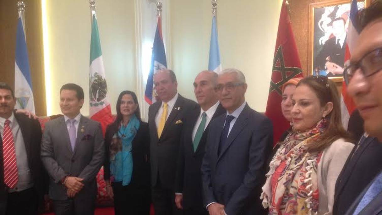 Des responsables des Parlements d'Amérique Centrale en compagnie de Rachid Talbi Alami.
