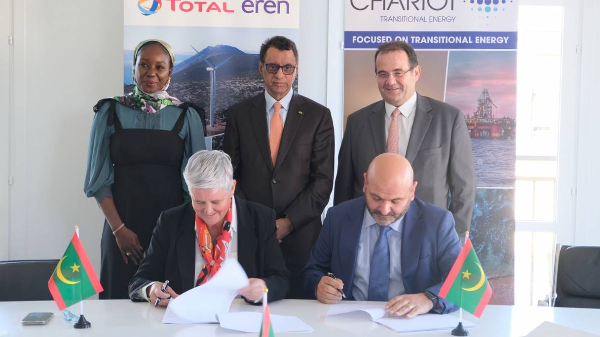 Lors de la signature d’un accord de partenariat pour le développement du projet Nour en vue de la production d’hydrogène vert en Mauritanie, jeudi 6 octobre 2022 à Paris.
